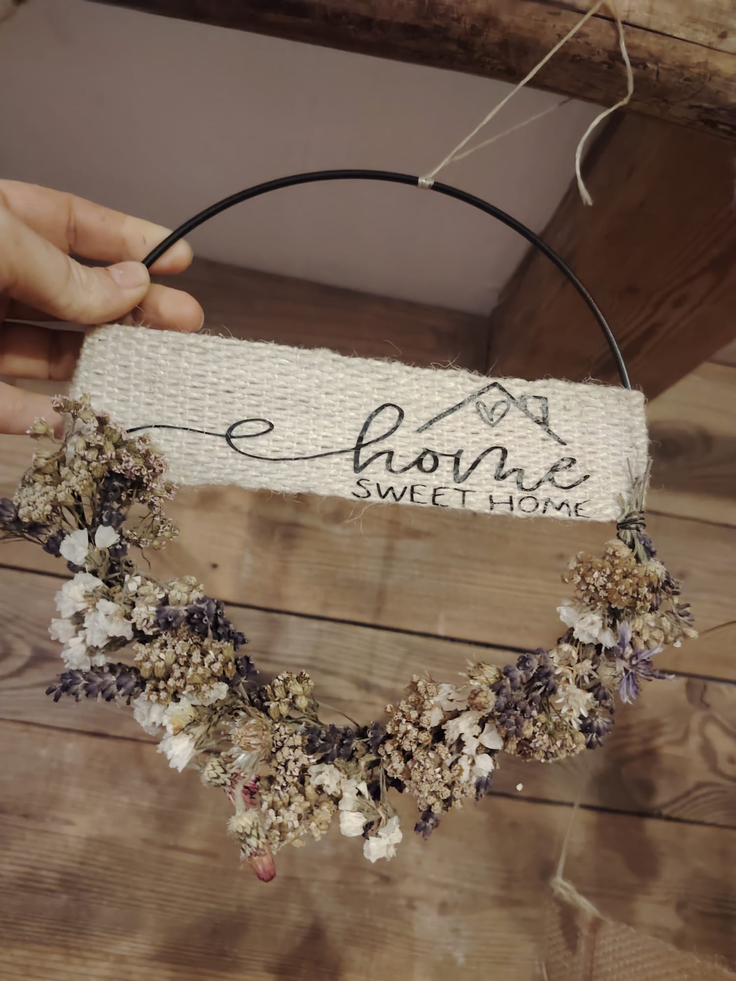 blumenkranz aus trockenblumen vom allmer hof mit home sweet home schritzug