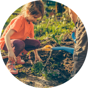 kind spielt mit erde am kindertag am allmer hof